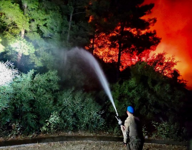 Jandarma’nın Toma’ları Yangına Müdahale Ediyor