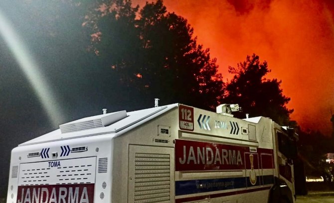 Jandarma’nın Toma’ları Yangına Müdahale Ediyor