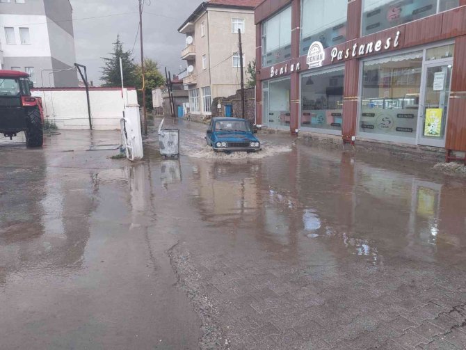 Tomarza’da Yağmur Sonrası Yollar Göle Döndü