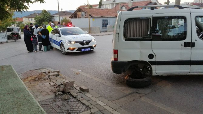 Takla Atarak Yan Yatan Hafif Ticari Aracı Vatandaşlar Düzeltti