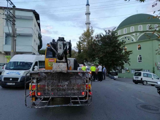 Takla Atarak Yan Yatan Hafif Ticari Aracı Vatandaşlar Düzeltti