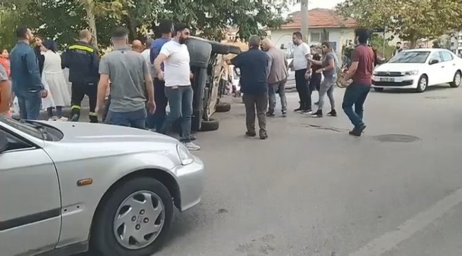 Takla Atarak Yan Yatan Hafif Ticari Aracı Vatandaşlar Düzeltti
