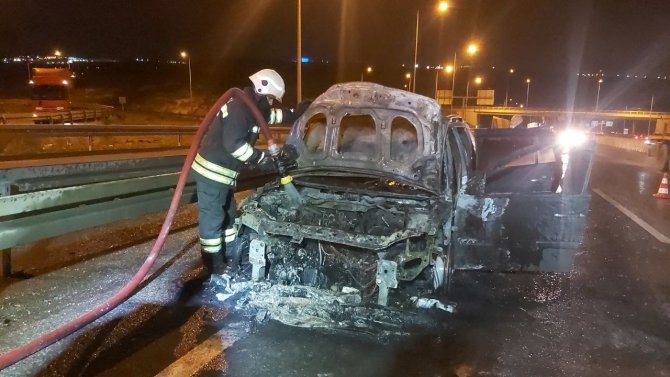 Seyir Halindeki Otomobil Alev Topuna Döndü