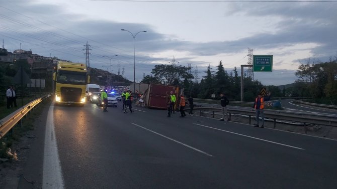 Kargo Yüklü Dorse Tırdan Ayrılarak Tem’de Devrildi