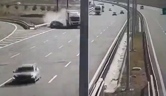 Otoyolda Geri Manevra Yapan İ̇bb Aracının Şoförü Kazada Hayatını Kaybetti