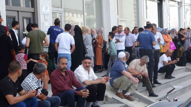 "Avrupa’ya Gönderiyorlar" Yalanını Duyan Mülteciler Oraya Koştu
