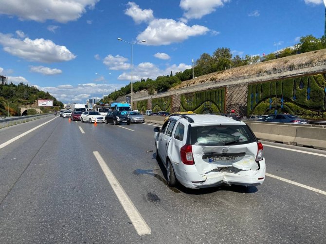 Maltepe’de Kontrolünü Kaybeden Taksi Sürücüsü, Otomobile Arkadan Çarptı: 2 Yaralı