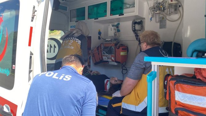 Maltepe’de Kontrolünü Kaybeden Taksi Sürücüsü, Otomobile Arkadan Çarptı: 2 Yaralı