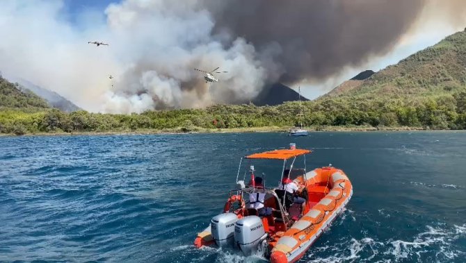 Orman Yangını İçin Uçak Ve Helikopterlerin Su Aldığı Bölge Deniz Trafiğine Kapatıldı