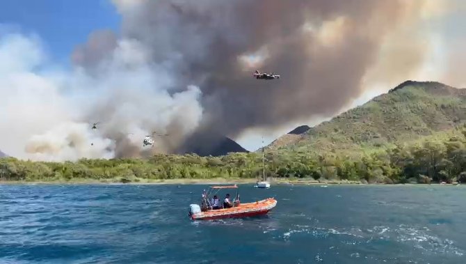 Orman Yangını İçin Uçak Ve Helikopterlerin Su Aldığı Bölge Deniz Trafiğine Kapatıldı