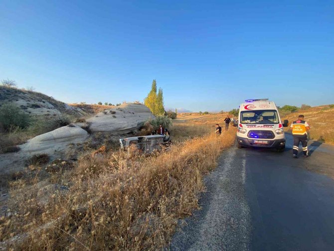 Yol Kenarına Uçan Aracın Tekerlekleri Koptu: 2 Yaralı