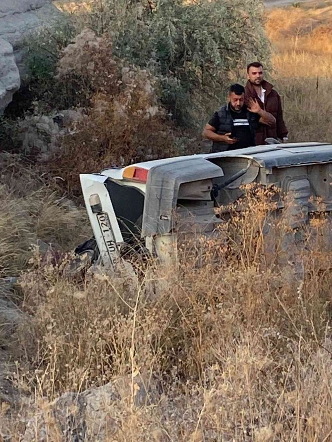 Yol Kenarına Uçan Aracın Tekerlekleri Koptu: 2 Yaralı