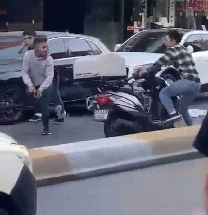 İ̇stanbul’da Cadde Ortasında Silahlı Çatışma Kamerada: 2 Yaralı, 3 Gözaltı