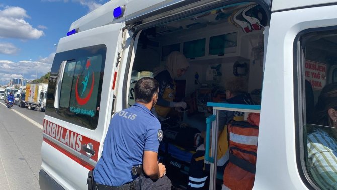 Maltepe’de Kontrolünü Kaybeden Taksi Sürücüsü, Otomobile Arkadan Çarptı: 2 Yaralı