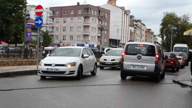 300 Metre Dolanmamak İçin Yolun 5 Metrelik Kısmındaki Ters Yön Yasağına Uymuyorlar
