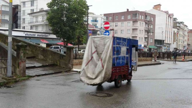 300 Metre Dolanmamak İçin Yolun 5 Metrelik Kısmındaki Ters Yön Yasağına Uymuyorlar