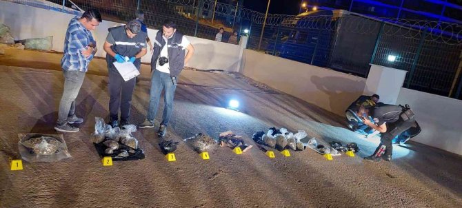 Polis Kapıya Dayanınca Uyuşturucuları Ve Paraları 6. Kattan Aşağıya Attılar
