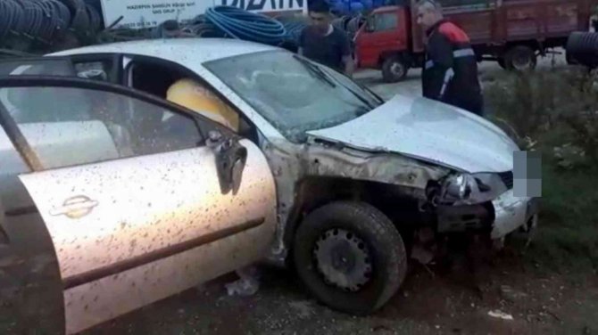 Yoldan Çıkan Otomobil Park Halindeki Kamyona Çarptı: 1 Yaralı