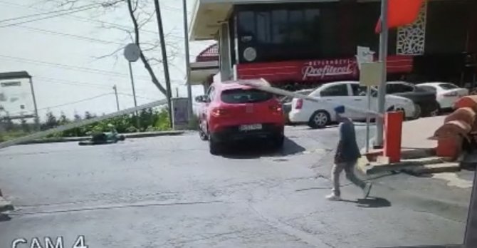 İ̇stanbul’da Feci Kaza Kamerada: Yolun Karşısına Geçerken Araç Çarptı