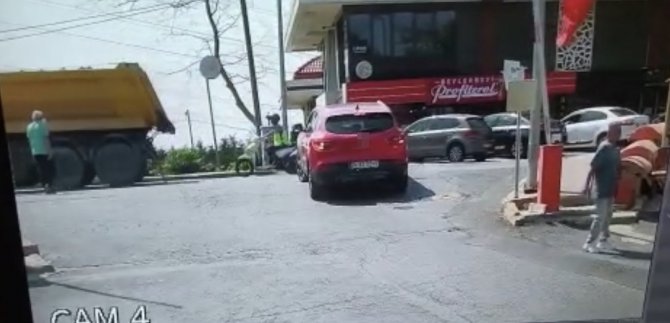 İ̇stanbul’da Feci Kaza Kamerada: Yolun Karşısına Geçerken Araç Çarptı