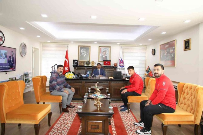 Başkan Çelik Şampiyon Sporcuları Ödüllendirdi
