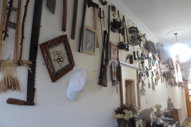 Sıla Hasretiyle 17 Yılda Biriktirdiği Eşyaları Köy Evinde Sergiliyor