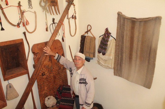 Sıla Hasretiyle 17 Yılda Biriktirdiği Eşyaları Köy Evinde Sergiliyor