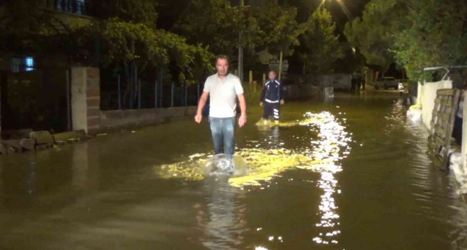 Silivri’de İ̇ski̇’ye Ait Su Borusu Patladı, Evleri Su Bastı
