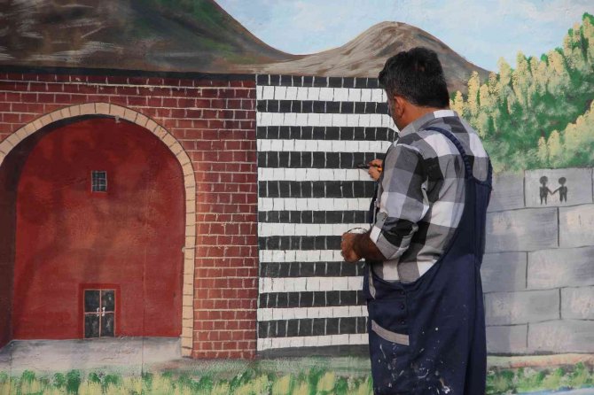 Şırnak’ın Kanla Anılan İsmini Sanatla Siliyor: Cizre’nin Tarihi Duvarlara Resmediliyor