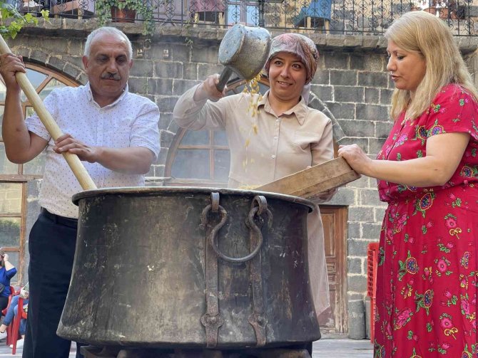 Siverek’te Bulgur Kaynatma Geleneği Şenlikle Yaşatılıyor