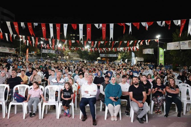 Sultangazi Belediye Başkanı Dursun ’Sinema Akşamları’nın Keyfini Vatandaşlarla Paylaştı