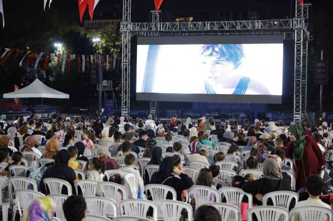 Sultangazi Belediye Başkanı Dursun ’Sinema Akşamları’nın Keyfini Vatandaşlarla Paylaştı