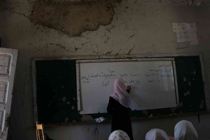 Suriye’nin Kuzeydoğusundaki Öğrenciler Savaşın Gölgesinde Ders Başı Yaptı