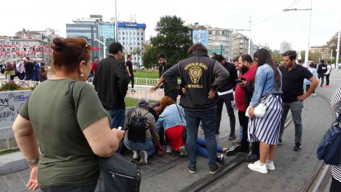 Şeker Krizine Giren Kadın Turist Taksim’de Yere Yığıldı, Yardımına Polis Koştu