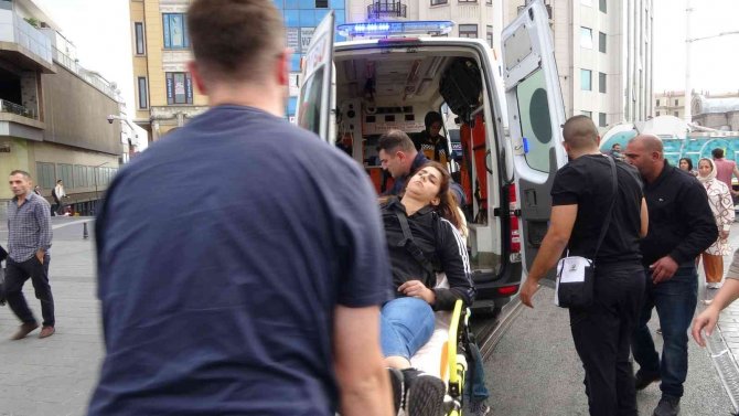 Şeker Krizine Giren Kadın Turist Taksim’de Yere Yığıldı, Yardımına Polis Koştu