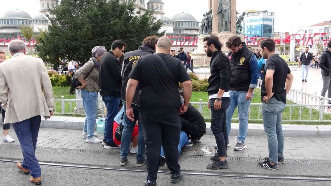 Şeker Krizine Giren Kadın Turist Taksim’de Yere Yığıldı, Yardımına Polis Koştu