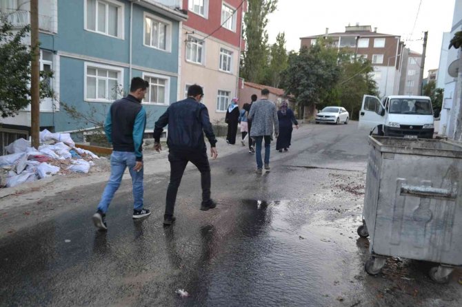 Boşa Akan Tonlarca Suya Geç Müdahaleye Mahalleli Tepki Gösterdi