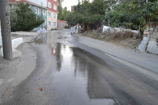 Boşa Akan Tonlarca Suya Geç Müdahaleye Mahalleli Tepki Gösterdi