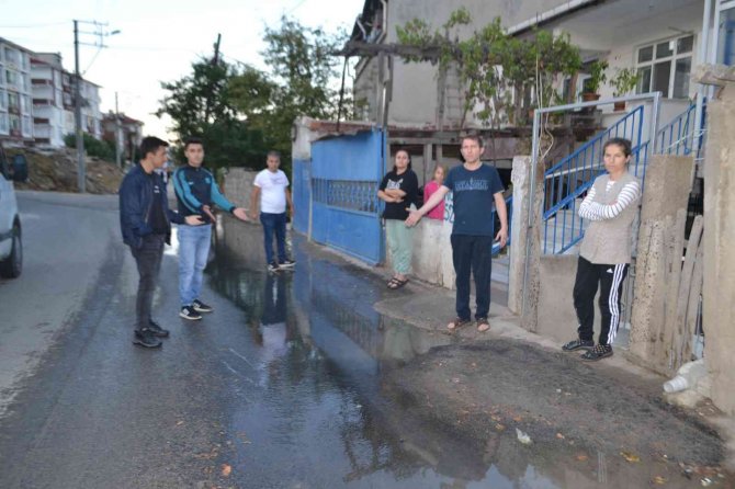 Boşa Akan Tonlarca Suya Geç Müdahaleye Mahalleli Tepki Gösterdi