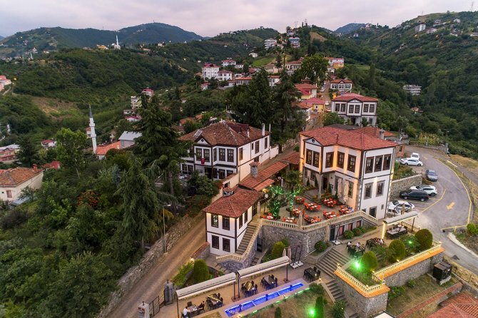 Ortamahalle’nin Gündüzü Ayrı Gecesi Ayrı Güzel