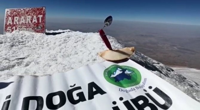 Ağrı Dağı’nda Kavun Kesip Çevre Sorununa Dikkat Çektiler