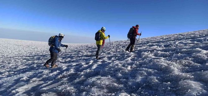 Ağrı Dağı’nda Kavun Kesip Çevre Sorununa Dikkat Çektiler