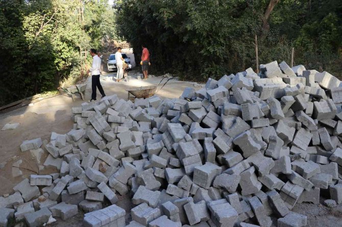 Gevaş Belediyesi Mahalle Yollarını Parke Taşları İle Döşüyor