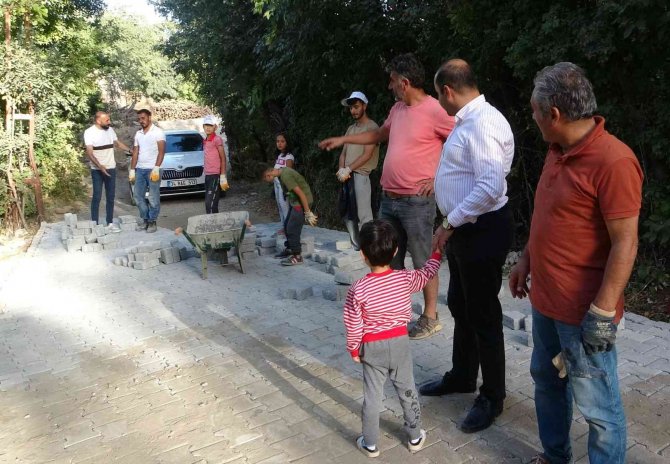 Gevaş Belediyesi Mahalle Yollarını Parke Taşları İle Döşüyor