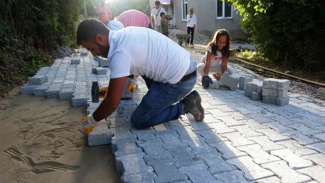 Gevaş Belediyesi Mahalle Yollarını Parke Taşları İle Döşüyor