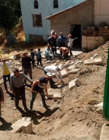 Mahalle Sakinleri İmece Usulüyle Cami Ve Taziye Evinin Çevre Duvarlarını Yaptı