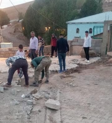 Mahalle Sakinleri İmece Usulüyle Cami Ve Taziye Evinin Çevre Duvarlarını Yaptı