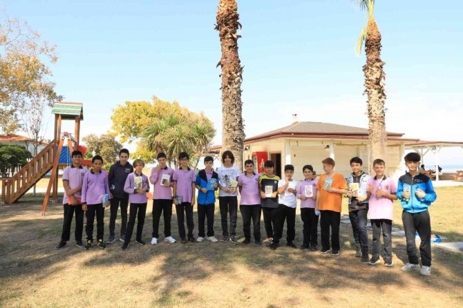 Yalova’da Öğrencilerden Açık Hava Kitap Okuma Etkinliği