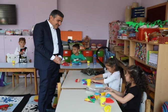 Vali Cevdet Atay, Ana Okulu Öğrencilerinin Dersine Girdi