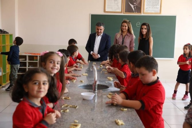 Vali Cevdet Atay, Ana Okulu Öğrencilerinin Dersine Girdi